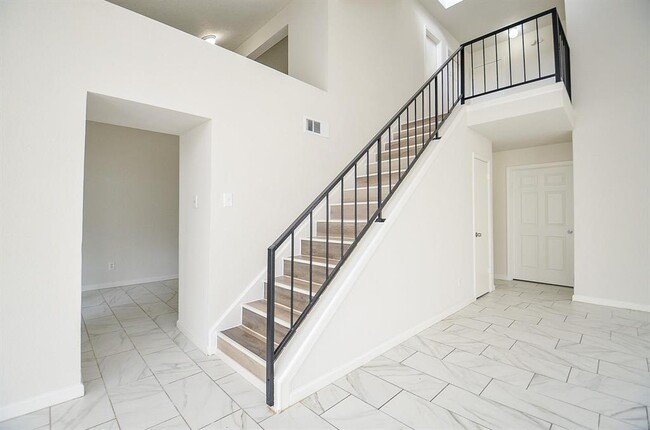 Building Photo - 11818 Spring Grove Dr