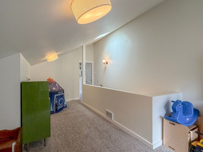 Building Photo - 2 bed/2.5 bath Townhome with Bonus Loft Space in North Seattle, $2,800/mo.