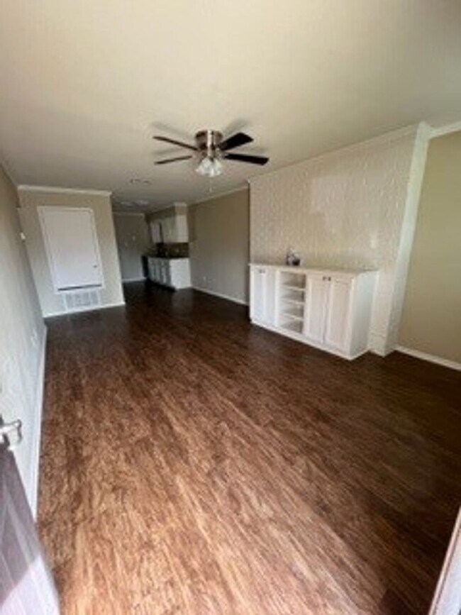 Building Photo - 8414 Cambridge Rd. #C03