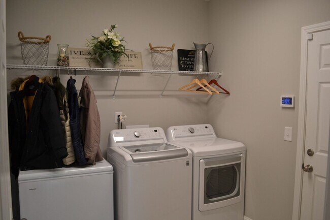 Building Photo - Beautiful Townhome Villa in Millstone Community