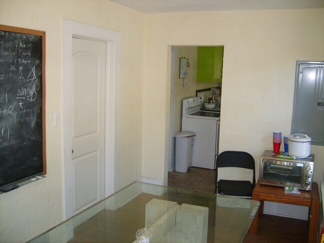 Building Photo - Huge 3 Bedroom, 1 Bathroom Apartment Steps From UF in Fifth Avenue