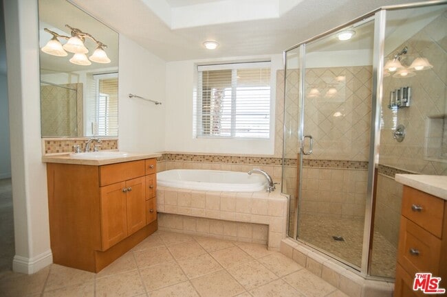 Building Photo - 5831 Seawalk Dr