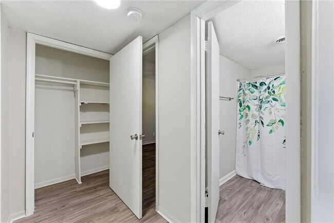 Building Photo - 558 College St