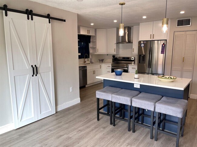 Building Photo - 4000 Del Rio Way