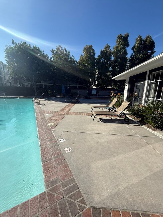 Building Photo - **Charming 1bed 1bath Condo located in the desirable Canyon Villa Community**