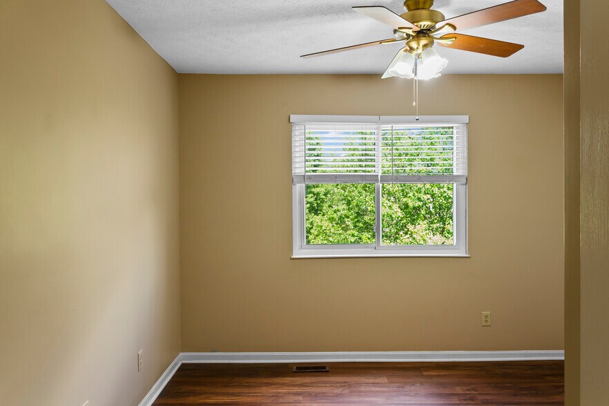 Building Photo - 1637 Cantebury Ln