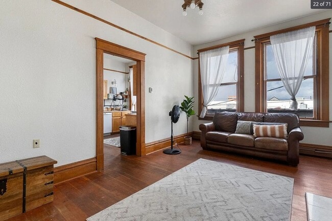 Building Photo - Charming 2 Bed, 2 Bath Apartment in Downtown Hamilton