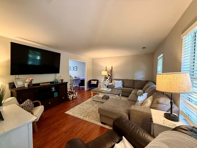 Building Photo - 4-bedroom, 2.5-bath home on a cul-de-sac street!