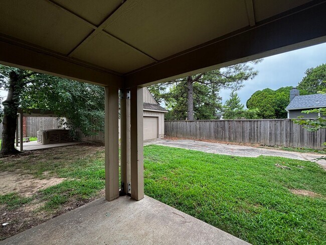 Building Photo - Brookside Charmer on secluded dead end street, just a 2 minute distance to restaurants, shopping ...