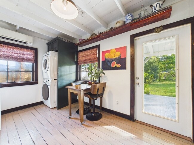 Building Photo - COMING SOON! Charming Cottage in the Center of Town