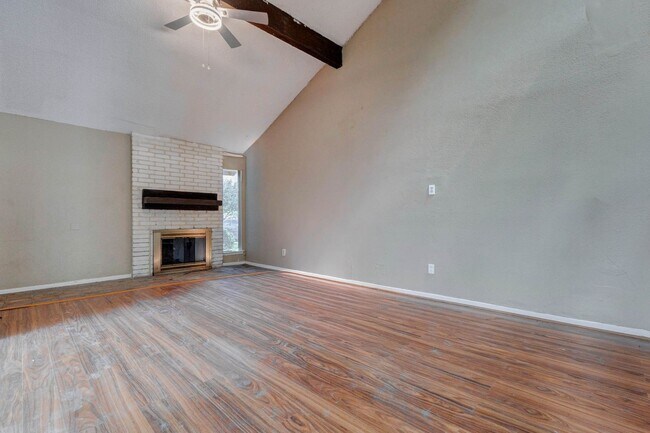 Building Photo - Houston Living in a Spacious Townhome