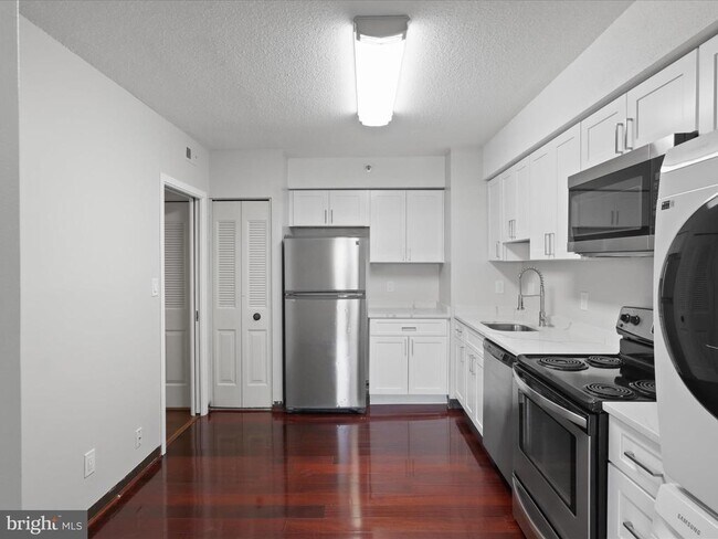 Building Photo - 3713 S George Mason Dr
