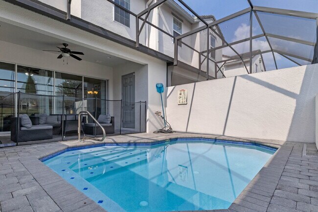 Building Photo - Welcome home to this gorgeous 4 bed 4 bath pool home!