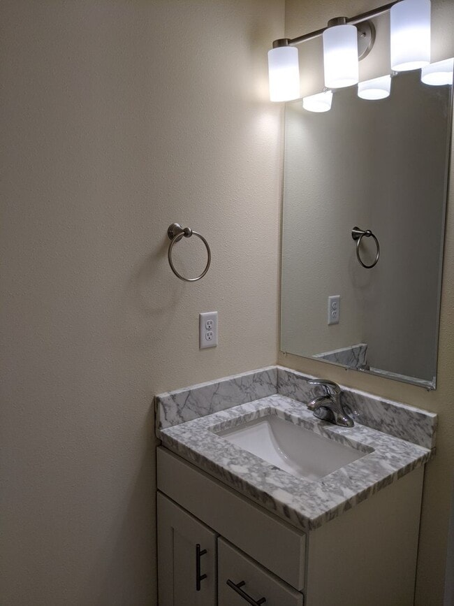 Building Photo - 1325 Bunker Hill Dr