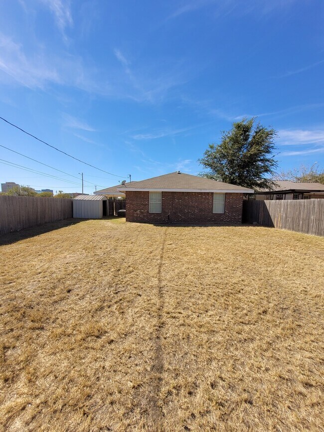 Building Photo - 3 bed 2 bath home, large backyard!