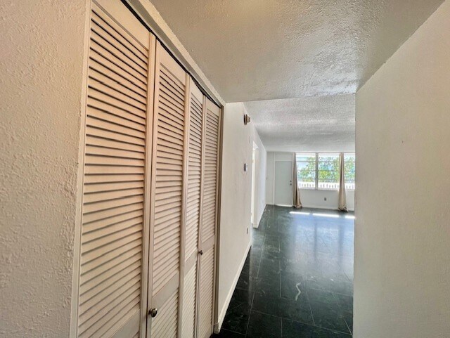 Building Photo - 2016 Bay Dr