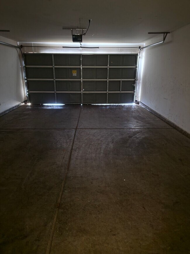Building Photo - 8452 Boseck Dr
