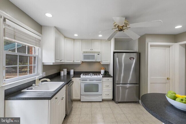 Building Photo - 1541 Doxbury Rd