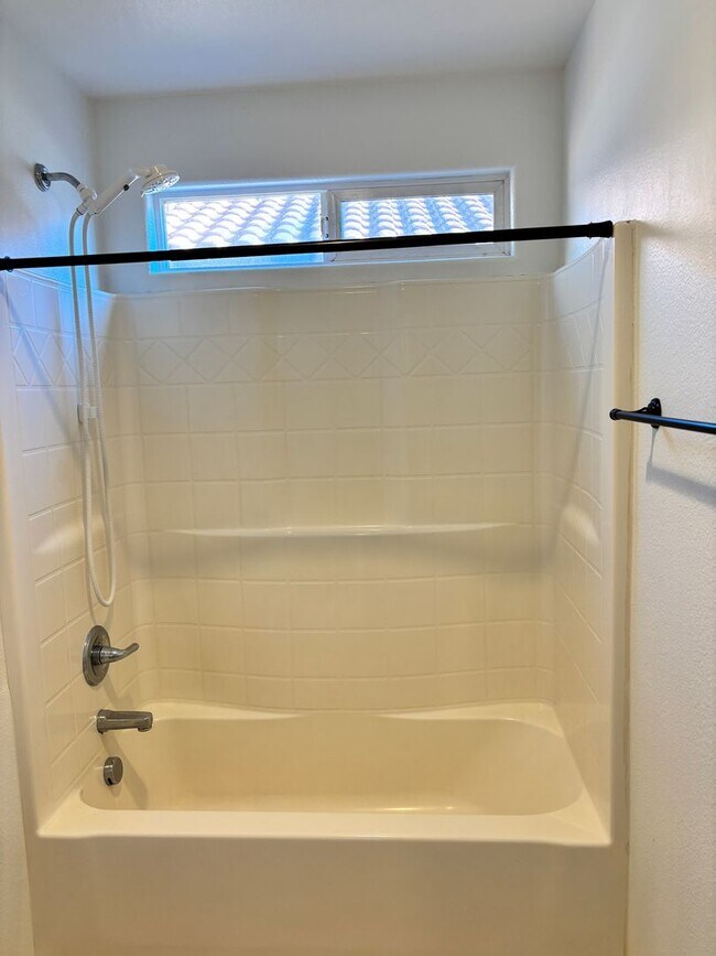 Building Photo - BEAUTIFUL, SPACIOUS,  4 BEDROOM, 2 BATHROO...