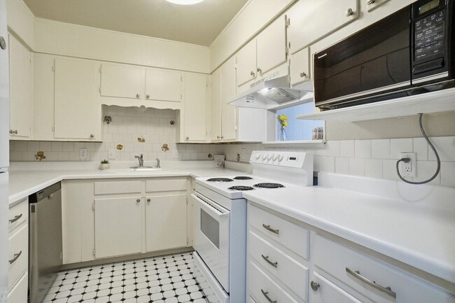 Building Photo - Gorgeous Two Bedroom, Two Bathroom Duplex in West Fort Worth