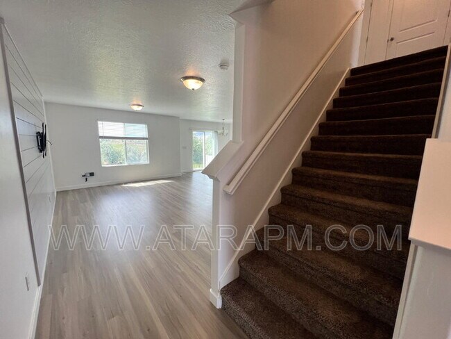 Building Photo - 346 Grassland Dr