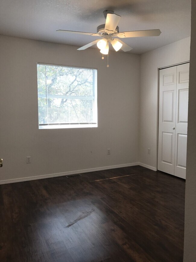 Building Photo - 504 Twin Oaks
