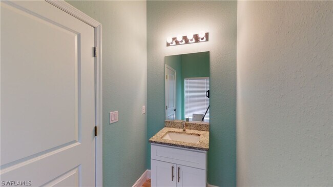 Building Photo - 621 NW 7th Pl