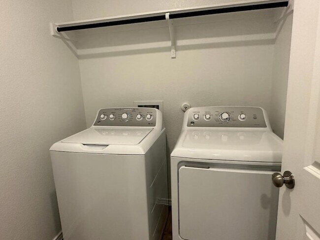 Building Photo - 365 Sonterra Dr