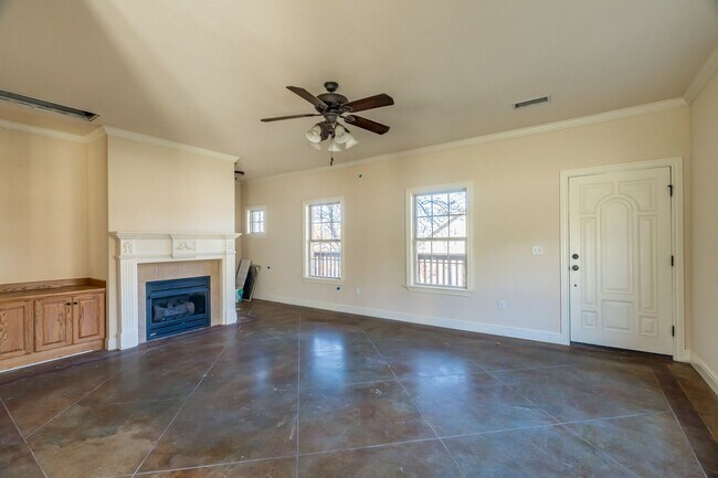 Building Photo - Four Bedroom Home Walking Distance to UofA! Lawn Care Included! AVAILABLE IN JULY!!!!!