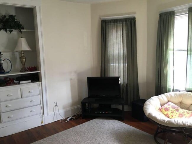 Building Photo - Huge 4 bed unit in the heart of Oak Square!