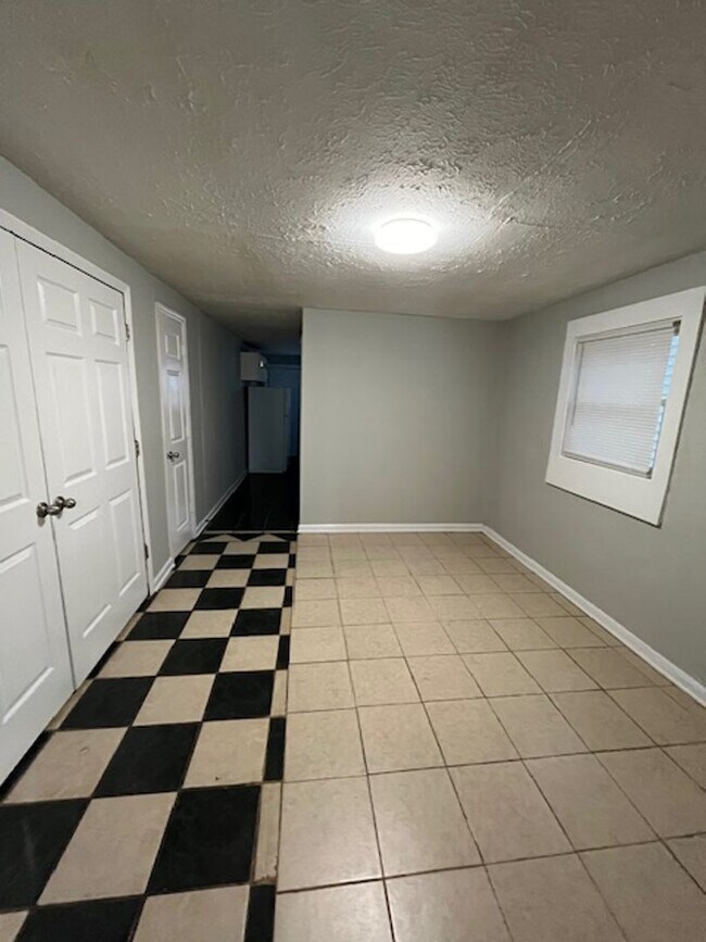 Building Photo - 728 N Broadway