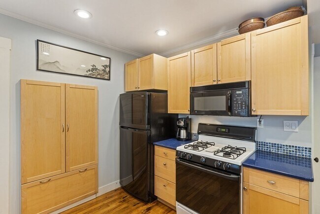 Building Photo - 72-72 Woodlawn St