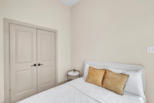 Building Photo - 2318 Camden Dr