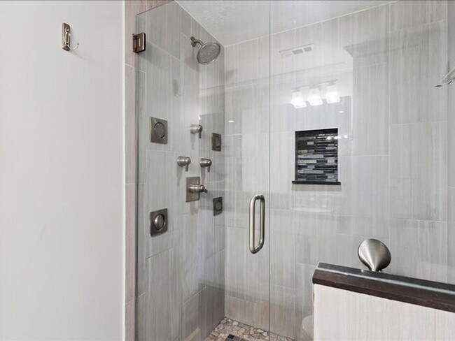 Building Photo - North Salt Lake Amazing 6 bed 3.5 bath family home
