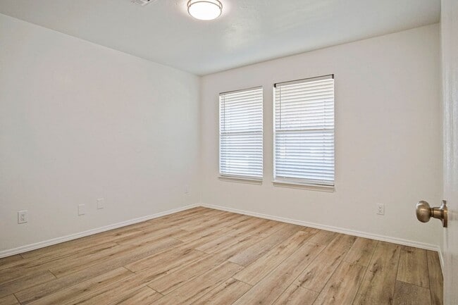 Building Photo - Beautiful 2 Bedroom - 2 Bathroom in Deer C...