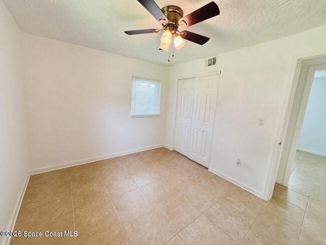 Building Photo - 1812 Oakwood Dr