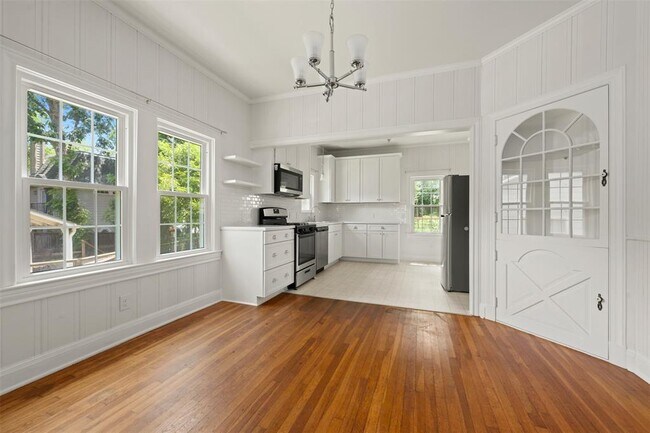 Building Photo - 2111 Kenwood Ave