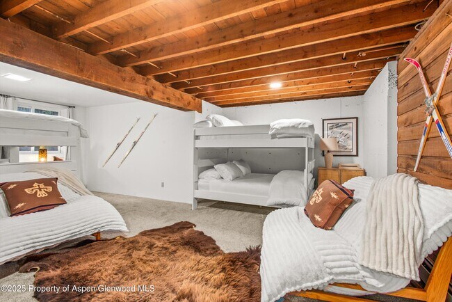 Building Photo - 406 W Smuggler St