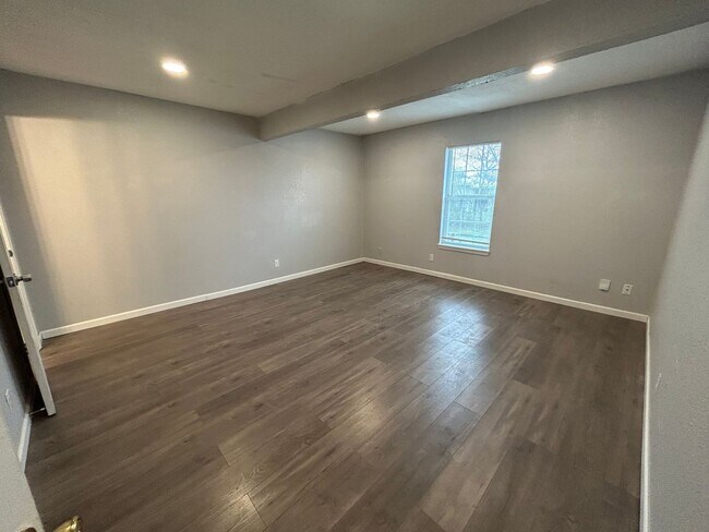 Building Photo - 206 Edna