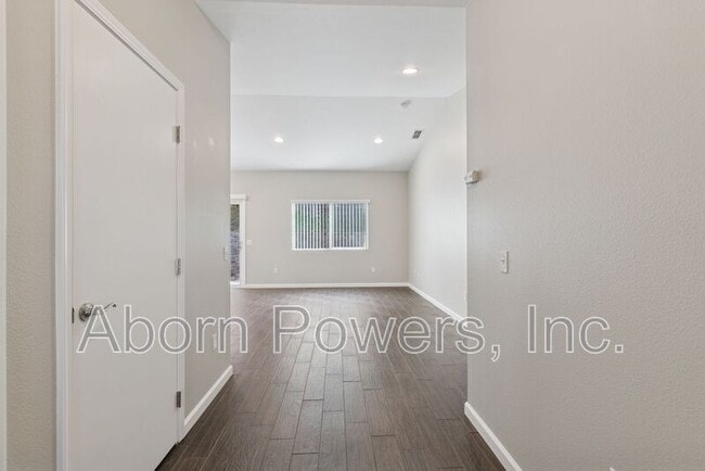 Building Photo - 620 Pearl Pl