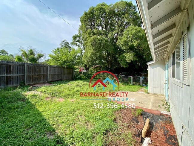 Building Photo - Available July 12: Duplex Close to Texas S...