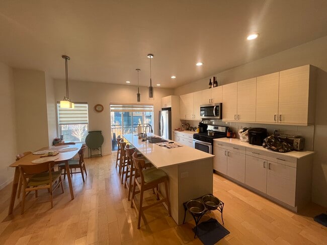 Building Photo - 180 Metz Ln