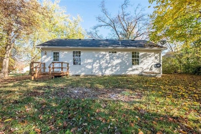 Building Photo - Beautiful 3 Bedroom, 1 1/2 Bath Home on La...