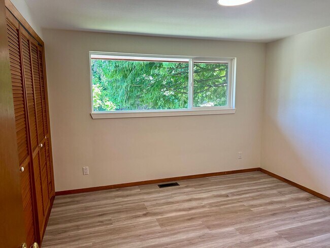 Building Photo - Meadowbrook Home