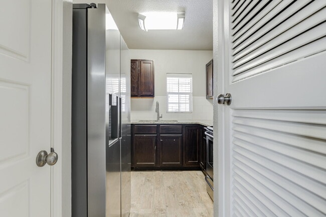 Building Photo - Two Story, 2 Bed / 1.5 Bath Duplex with Mo...