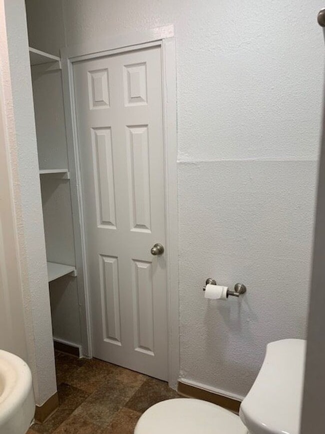 Building Photo - One-bedroom cottage on a large lot