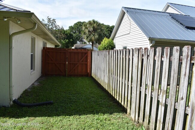 Building Photo - 890 Spirea Dr