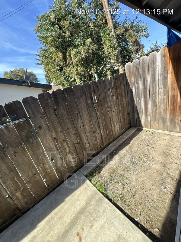 Building Photo - 701 E Noble Ave