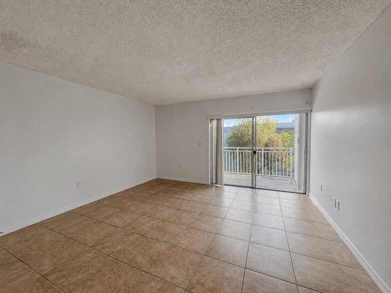 Bedroom - 9371 Fontainebleau Blvd