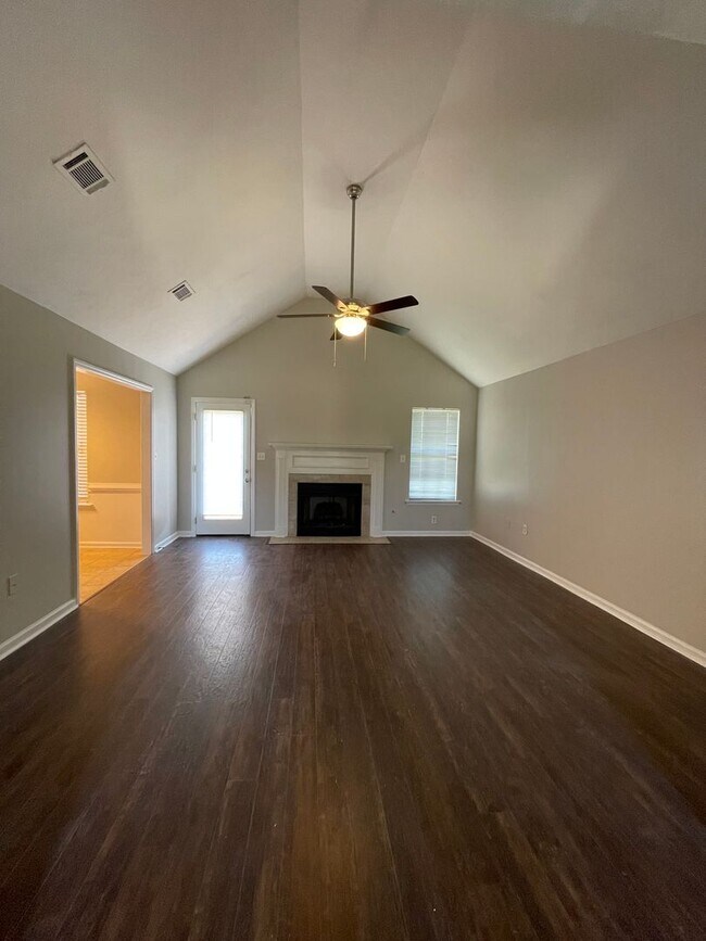 Building Photo - 499 Marble Falls